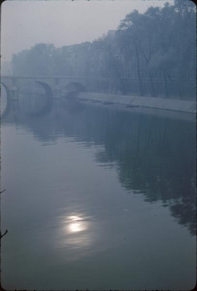 Vue partielle du pont par temps de brouillard