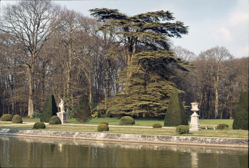 Parc : groupes sculptés en bordure du miroir d'eau