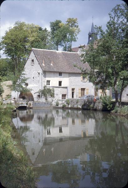 Moulin à eau en bordure de la Cléry, clocher de l'église