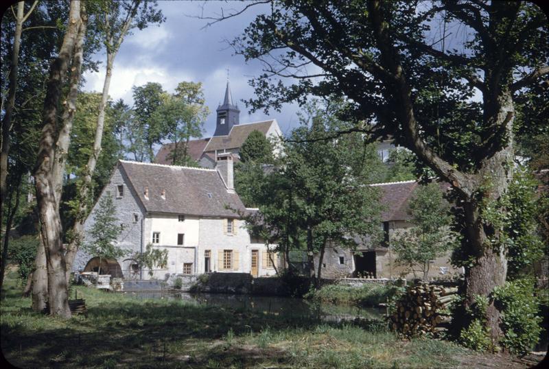 Moulin à eau en bordure de la Cléry, clocher de l'église