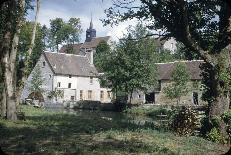 Moulin à eau en bordure de la Cléry, clocher de l'église