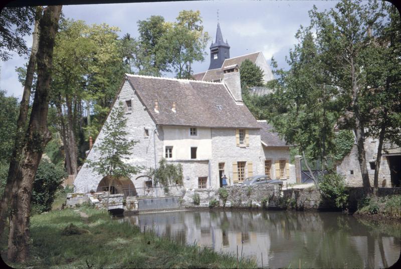 Moulin à eau en bordure de la Cléry, clocher de l'église