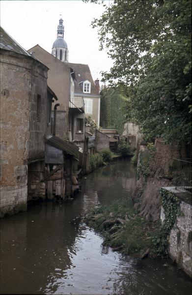 Le cours du Loir, clocher d'une ancienne église