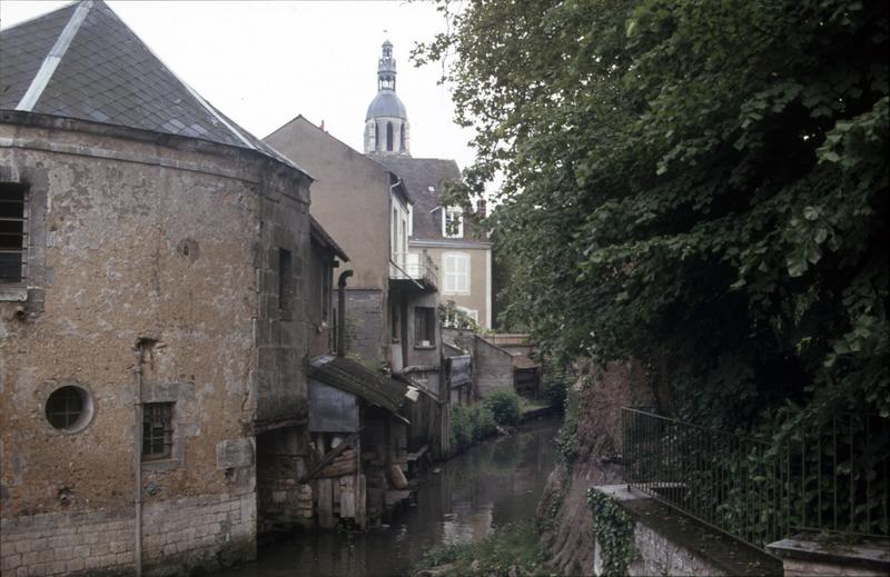 Le cours du Loir, clocher d'une ancienne église