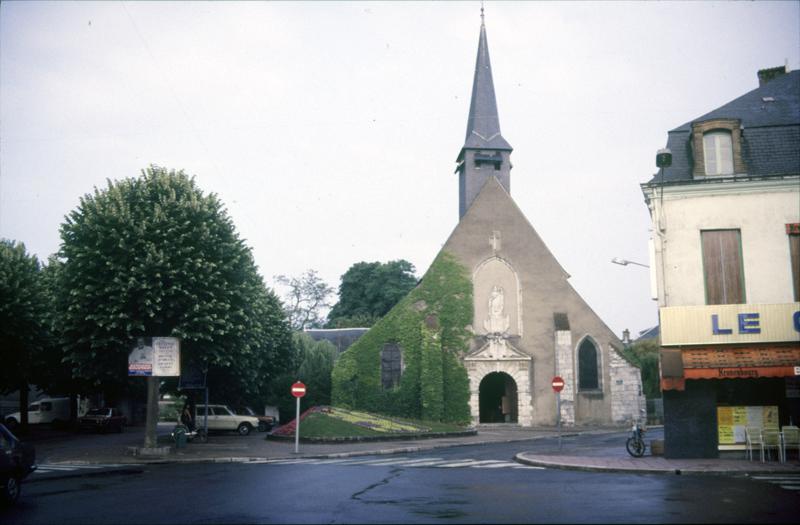 Façade ouest et clocher sur une place