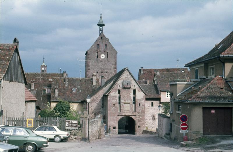 Porte de ville et le beffroi ou Dolder à l'arrière-plan