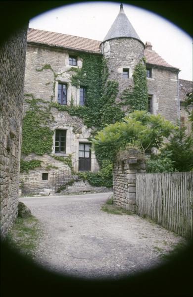 Façade d'entrée avec tourelle