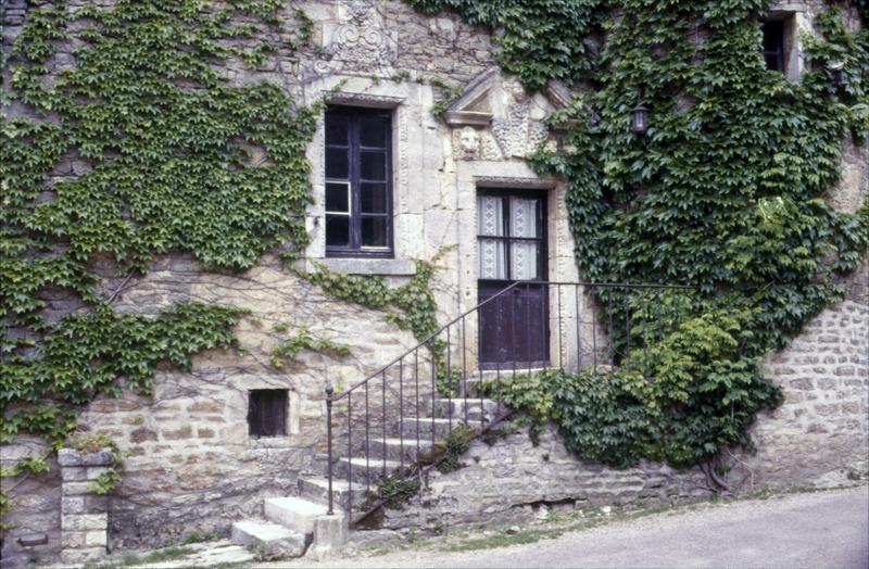 Porte d'entrée et escalier extérieur