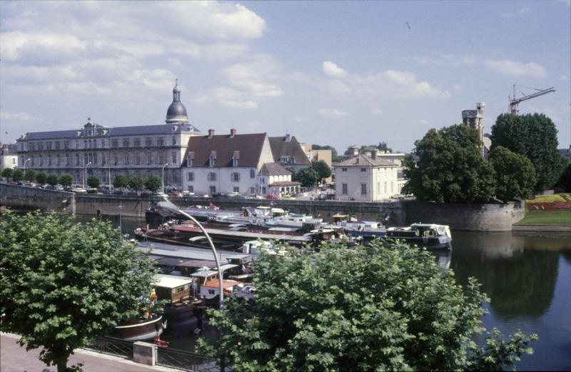 Façade sur la Saône, péniches à quai