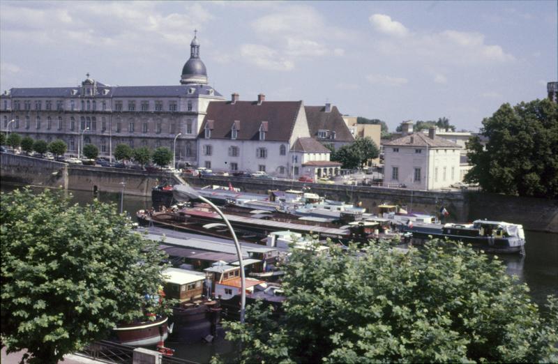 Façade sur la Saône, péniches à quai