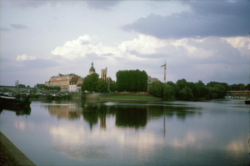 La Saône de nuit : hôpital, péniches