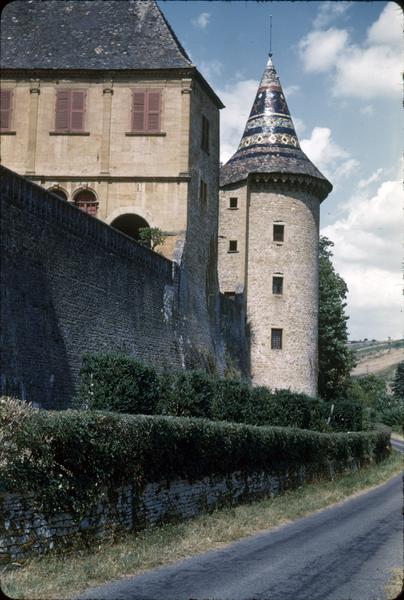 Tourelle et mur d'enceinte sur rue, détail de façade