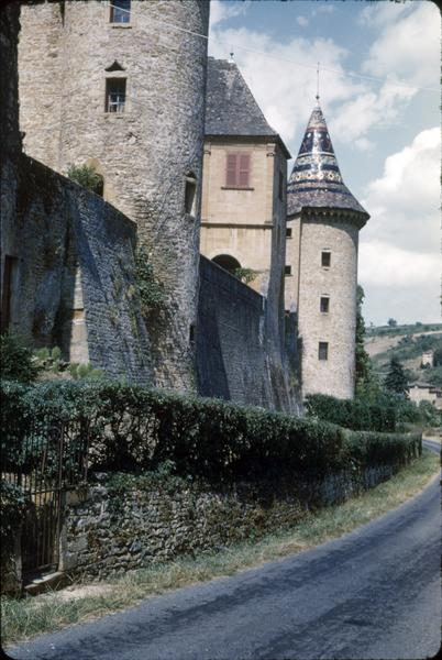 Tourelle et mur d'enceinte sur rue, détail de façade