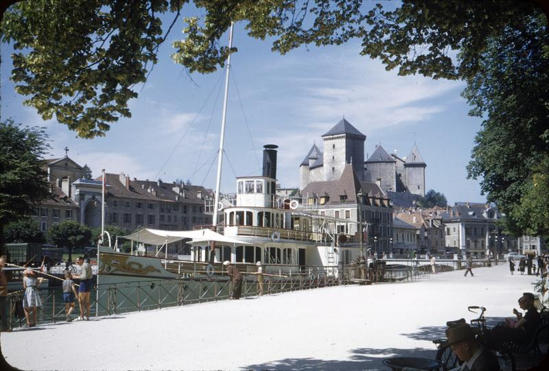 Ensemble des tours, côté ville, bateau et quai au premier plan