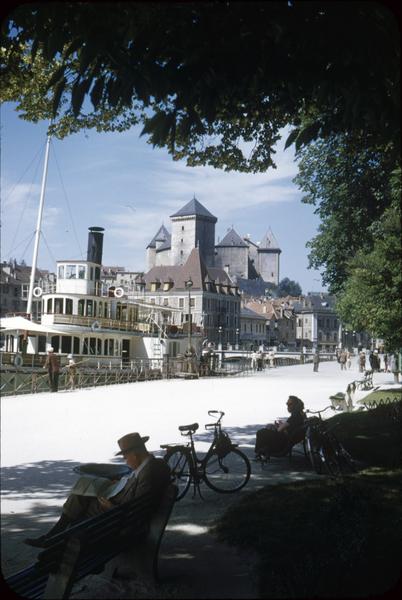 Ensemble des tours, côté ville, bateau et quai au premier plan