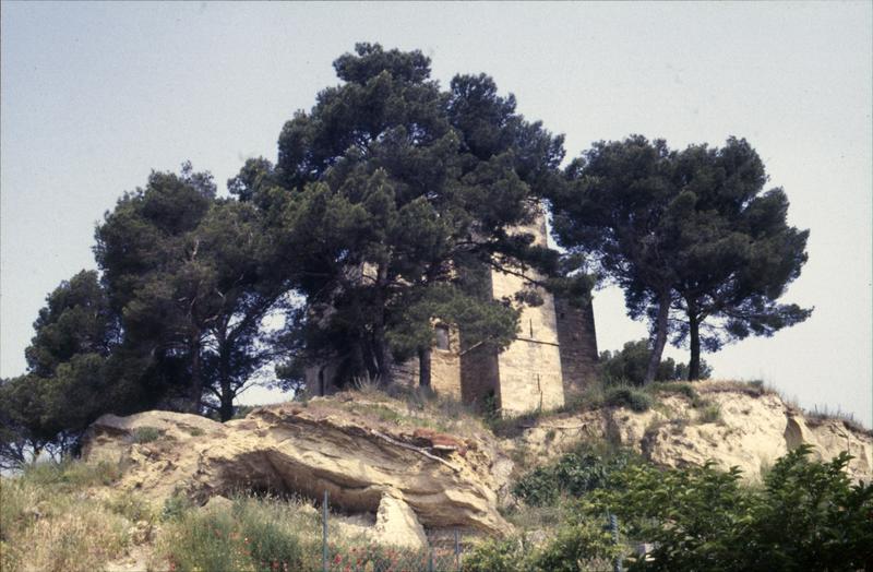 Donjon isolé sur une colline