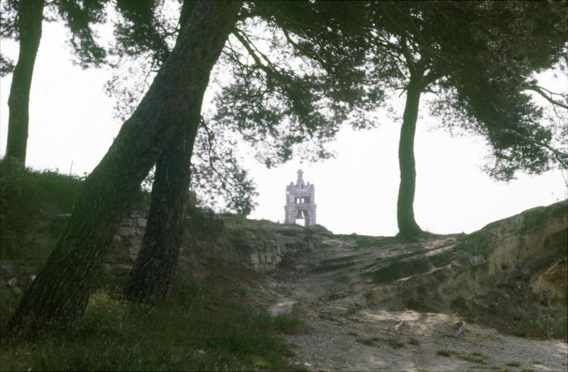 Clocher, partie supérieure, depuis une colline