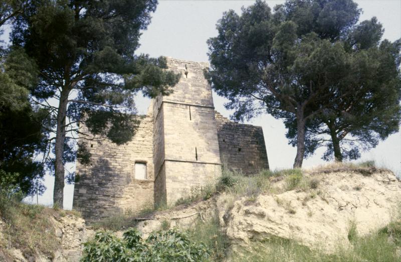 Donjon isolé sur une colline