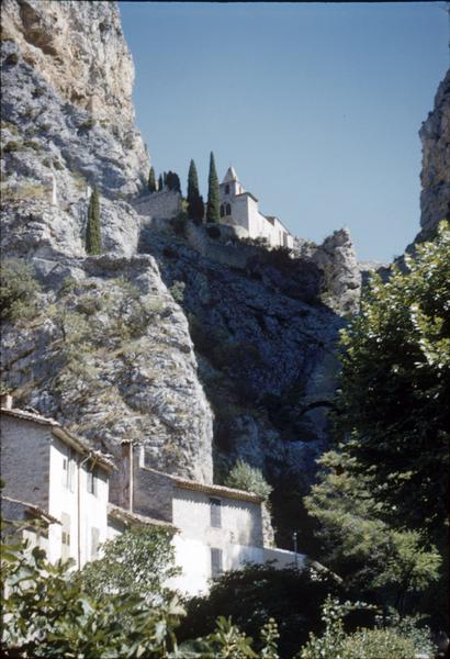 Ensemble en haut d'un éperon rocheux