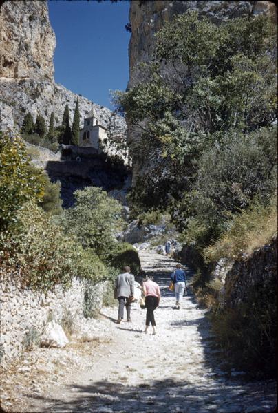 Promeneurs sur une chemin menant à la chapelle