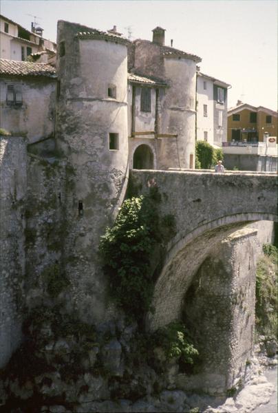 Porte Royale, pont-levis et détail du pont sur douves