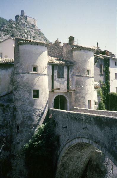 Porte Royale, pont-levis et détail du pont sur douves