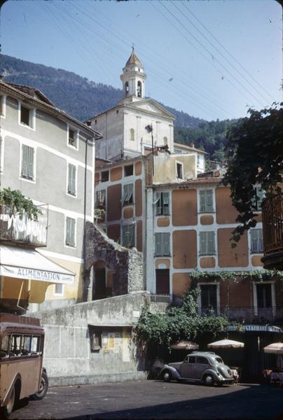 Clocher depuis des maisons hautes sur une place