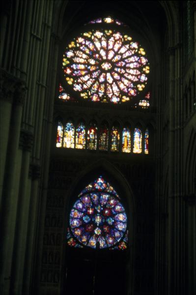 Intérieur : rose et vitraux de la façade est