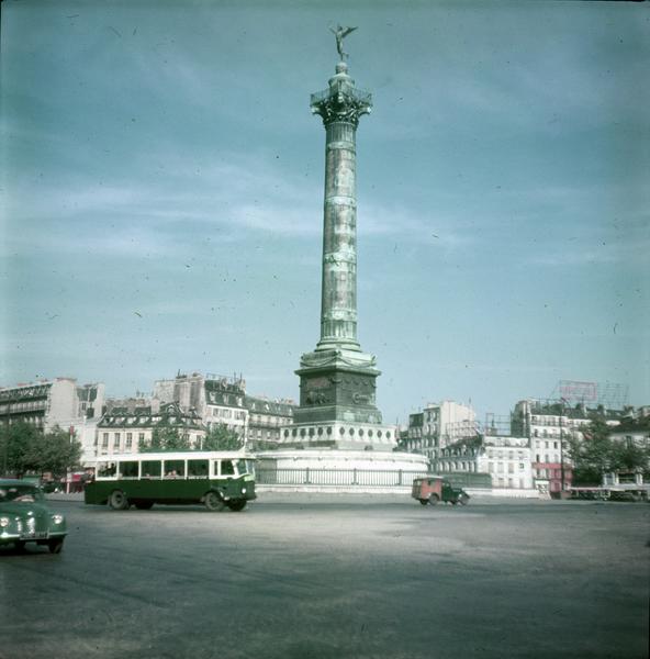 La colonne sur la place animée