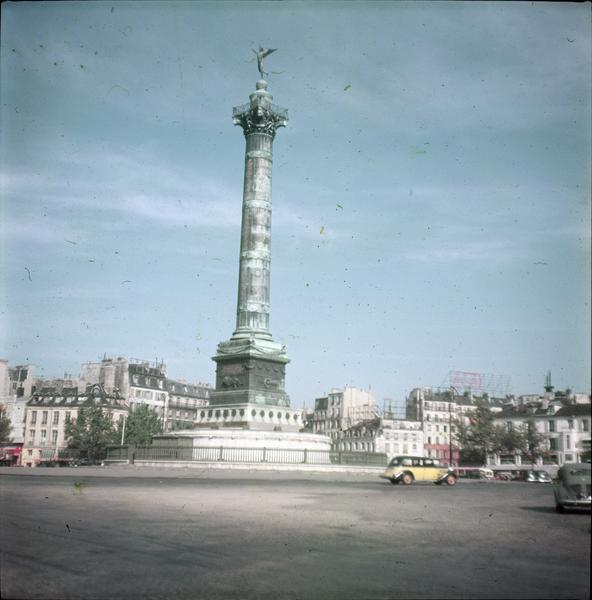 La colonne sur la place animée