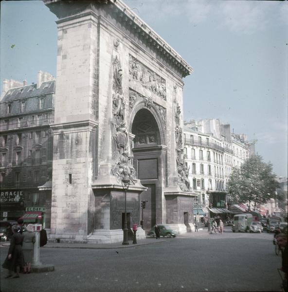 Ensemble sur le boulevard animé