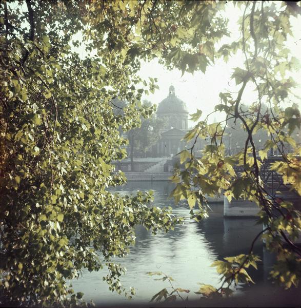 Vue éloignée sur le dôme à travers des arbres depuis la Seine