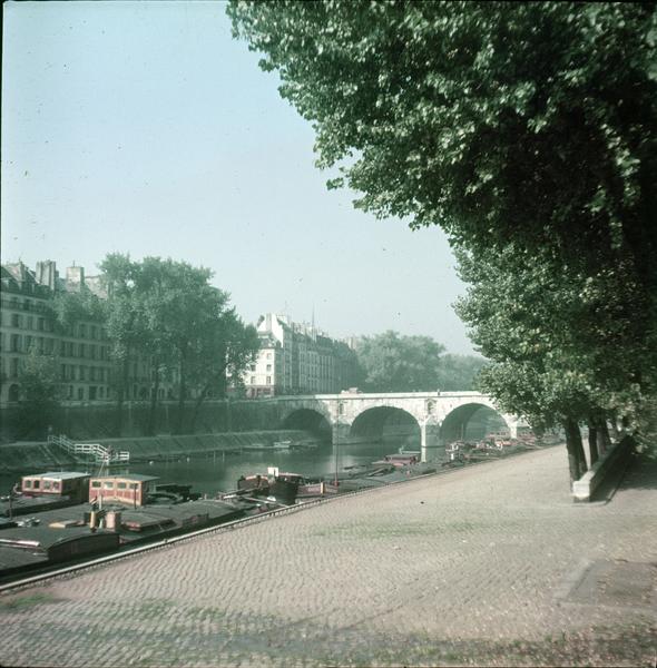 Vue sur le pont, péniches à quai et bord de Seine