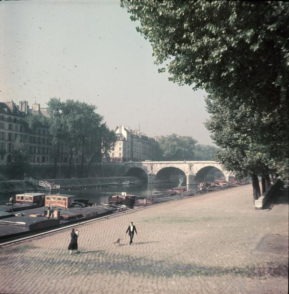 Vue sur le pont, péniches à quai et bord de Seine