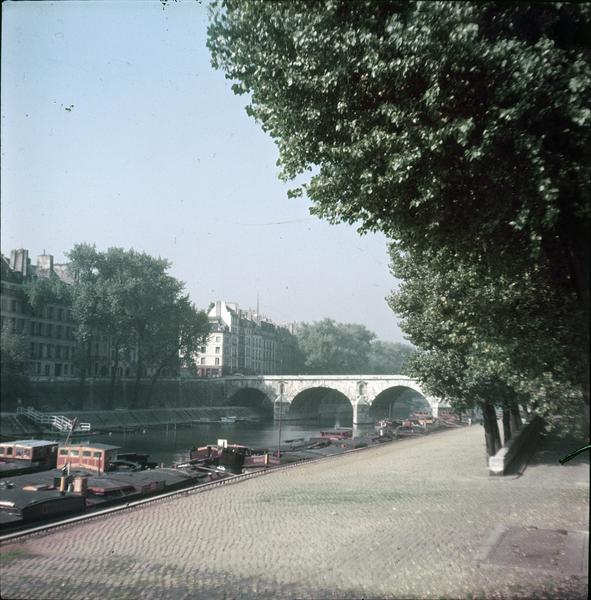 Vue sur le pont, péniches à quai et bord de Seine