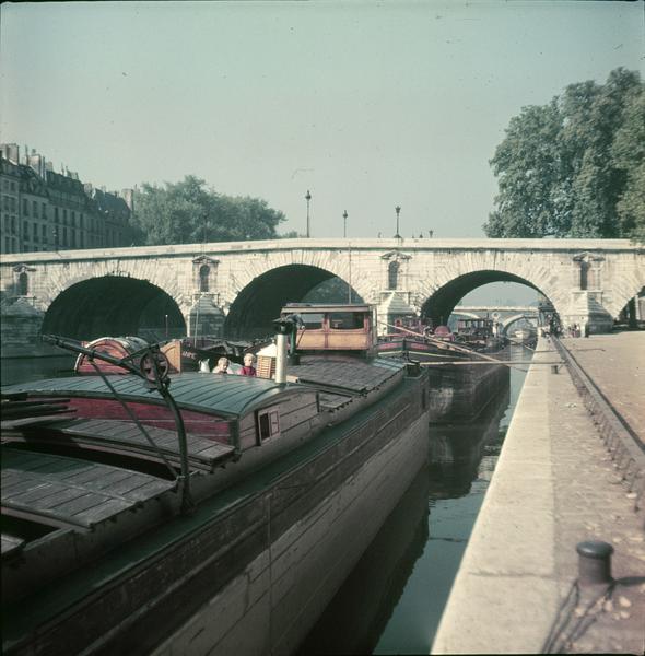 Vue sur le pont, péniches à quai et bord de Seine