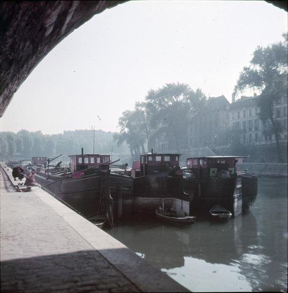 Péniches à quai depuis une arche du pont