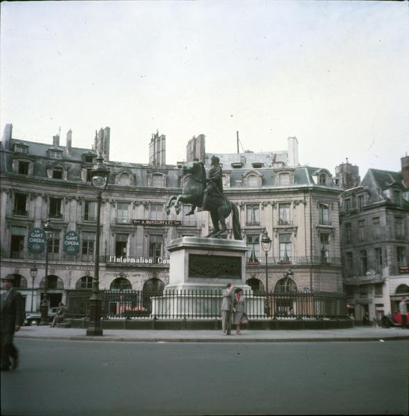 Statue équestre de Louis XIV sur la place des Victoires