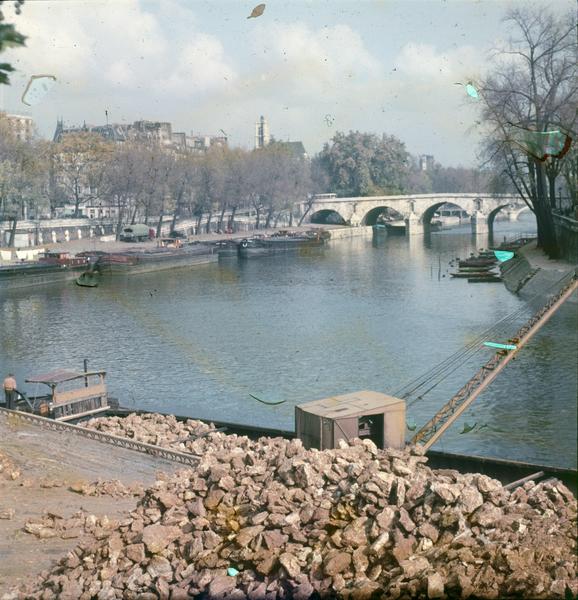 Vue sur le pont du quai Henri-IV, grue chargeant une péniche au premier plan