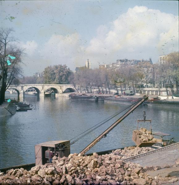 Vue sur le pont du quai Henri-IV, grue chargeant une péniche au premier plan