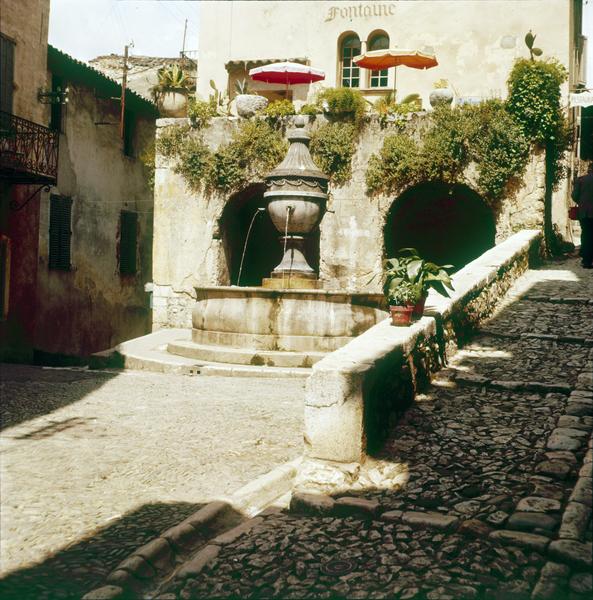 Fontaine sur une place