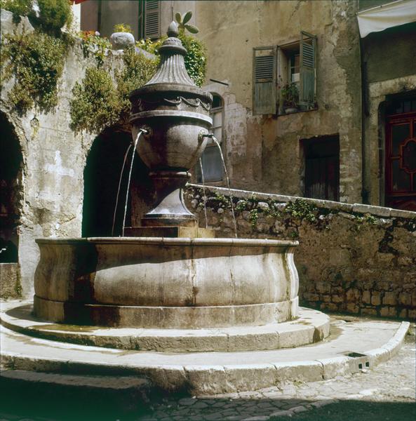 Fontaine sur une place