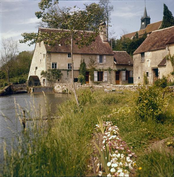 Moulin à eau en bordure de la Cléry, clocher de l'église