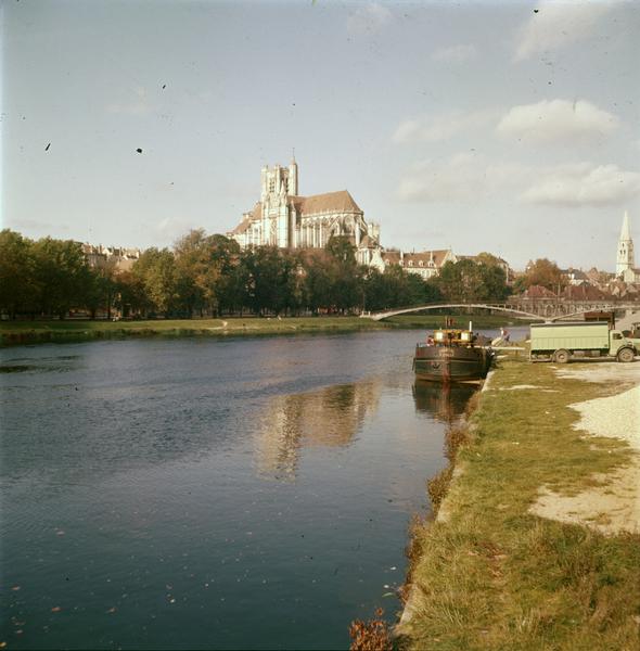 Ensemble sud-est de la cathédrale, clocher de l'église, l'Yonne au premier plan