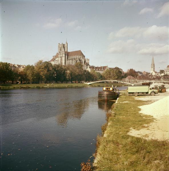 Ensemble sud-est de la cathédrale, clocher de l'église, l'Yonne au premier plan