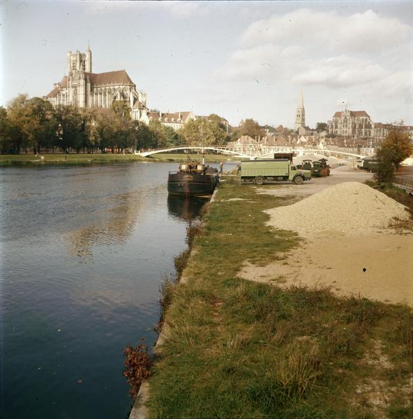 Ensemble sud-est de la cathédrale, clocher de l'église, l'Yonne au premier plan