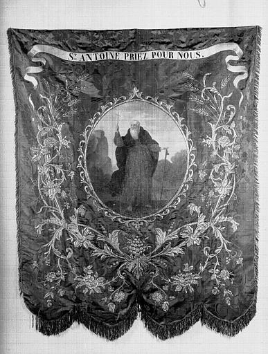 Bannière de saint Marcel et saint Antoine, en soie rouge et broderies en métal doré : Saint Antoine