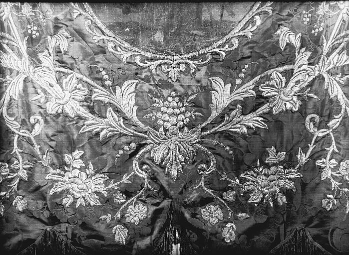 Bannière de saint Marcel et saint Antoine en soie rouge et broderies en métal doré : Détail du motif central de la broderie