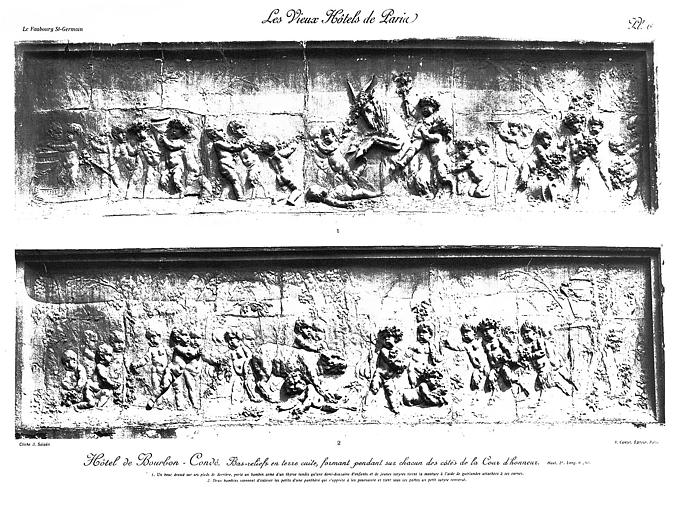 Bas-relief en terre cuite dans la cour d'honneur