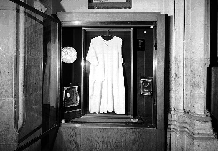 Trésor de la cathédrale : Nouvelle vitrine saint Louis